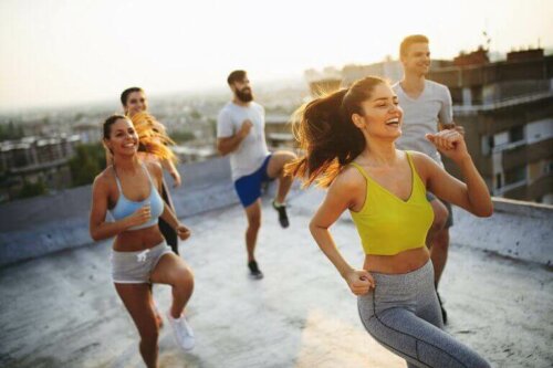 folk der træner på et tag