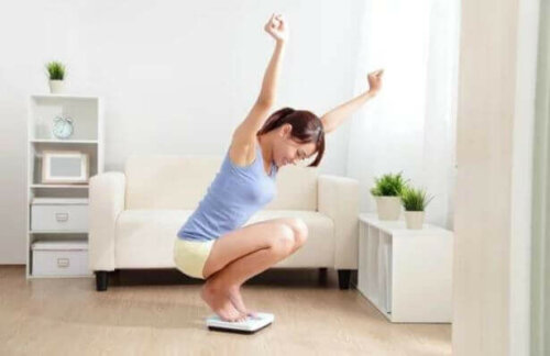 glad kvinde på vægt