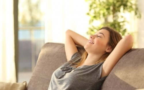 kvinde der slapper af i sofa