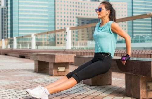 kvinde der træner udenfor