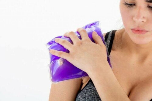 kvinde med ispose på skulder