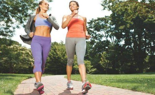 kvinder der går en tur