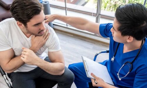 mand der får undersøgt sin skulder