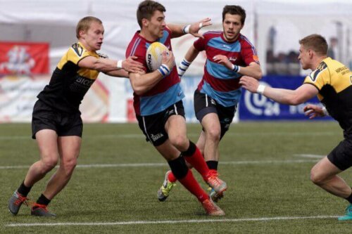 rygby spillere der kæmper om bold