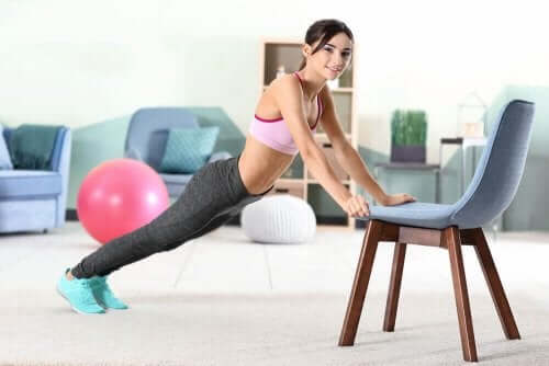 ung kvinde der træner med en stol