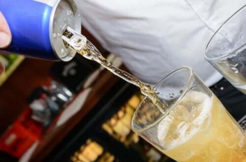 energidrik der hældes op i glas