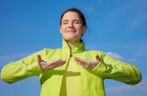 kvinde der får frisk luft