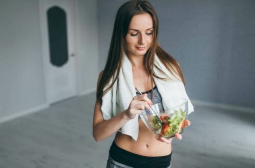 kvinde der spiser salat