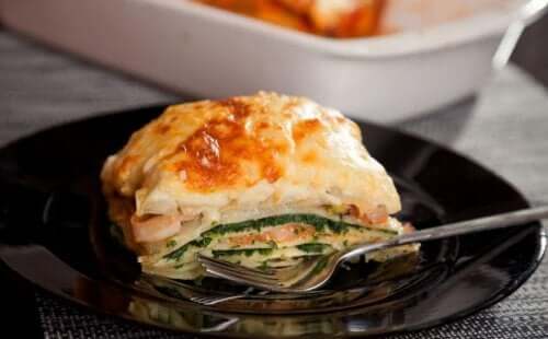 tallerken med lasagne