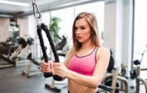 ung kvinde i fitness