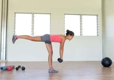 kvinde der laver benøvelse