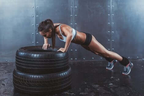 kvinde der laver push-up på dæk