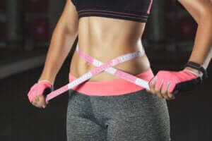 kvinde der måler sin talje