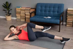 kvinde der træner mave i stue