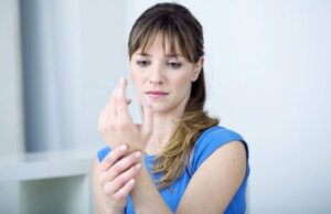 kvinde med ondt i håndleddet