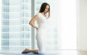 kvinde med ondt i lænden