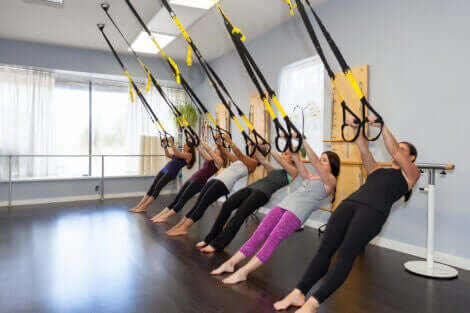 kvinder der træner med TRX