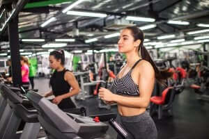 kvinder på løbebånd