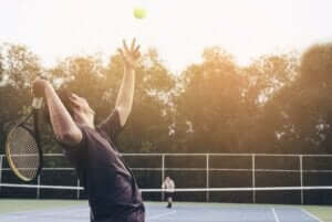 mand der spiller tennis