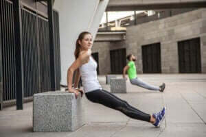 mand og kvinde der laver dips