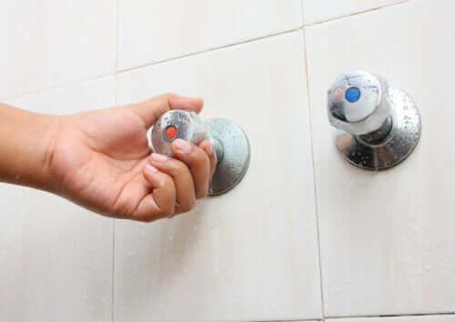 Person tænder for varmt vand i bruseren