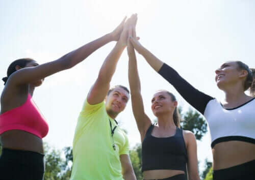 hold der giver hinanden high five