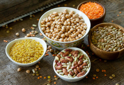 kikærter og linser i skåle