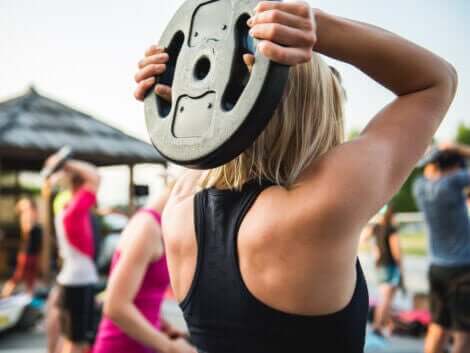 kvinde der laver en øvelse med vægtskive