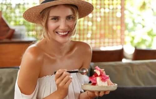 kvinde der spiser kage