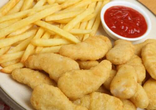 Tallerken med nuggets, pomfritter og ketchup