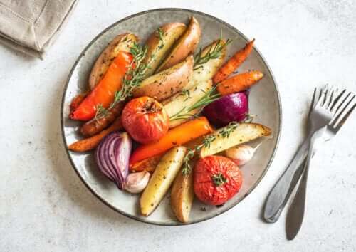 tallerken med tilberedte grøntsager