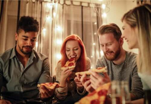 vennegruppe der spiser pizza