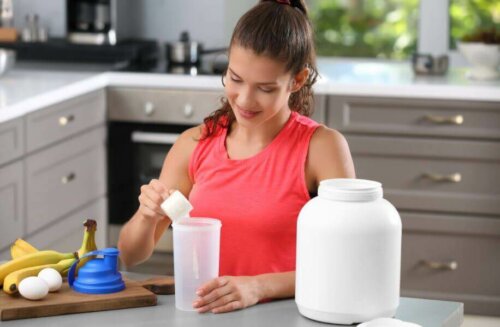 kvinde der laver en proteinshake