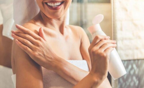 kvinde der smører sig ind i creme