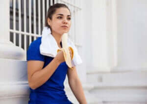 kvinde der spiser en banan