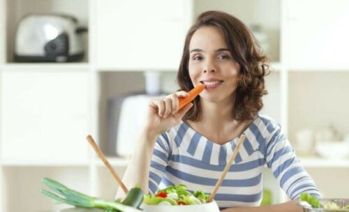 kvinde der spiser en gulerod