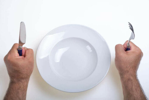 mand der sidder med tom tallerken