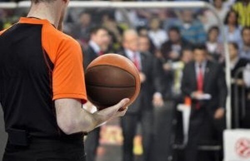 Dommer under basketballkamp