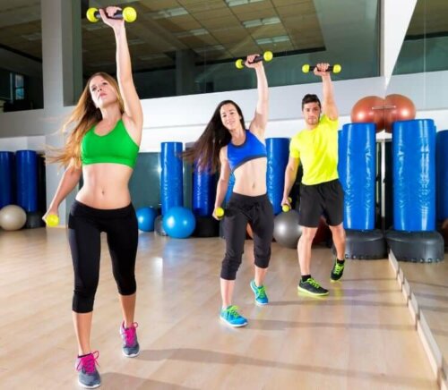 folk der danser med håndvægte