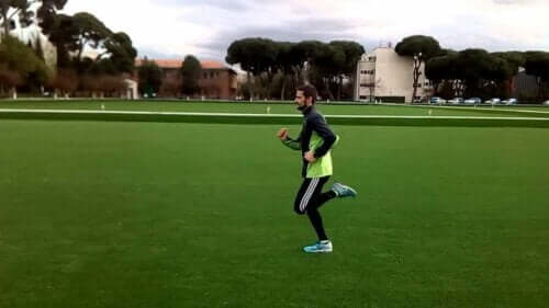 mand der varmer op inden han går i gang med at løbe