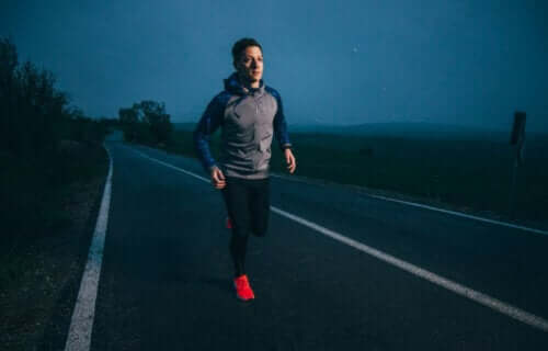 mand der løber i mørke