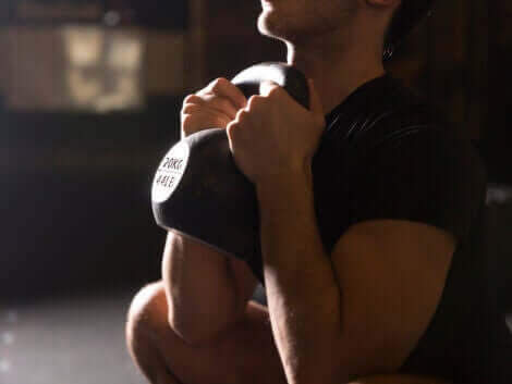 mand der træner med en kettlebell