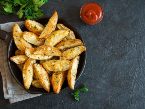 ovnbagte kartofler og ketchup
