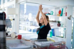 3 yogarutiner for folk, der arbejder på kontor