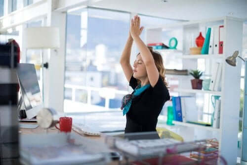 3 yogarutiner for folk, der arbejder på kontor