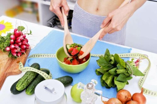 kvinde der laver en salat