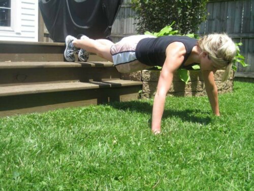 kvinde der træner udenfor