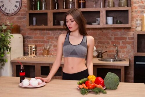 kvinde mellem tallerkener med forskellige typer mad