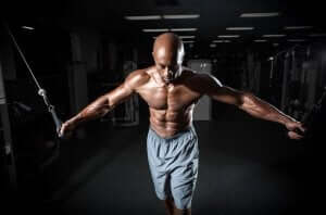 mand der træner med kabel