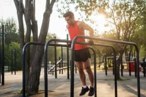 mand der træner udenfor